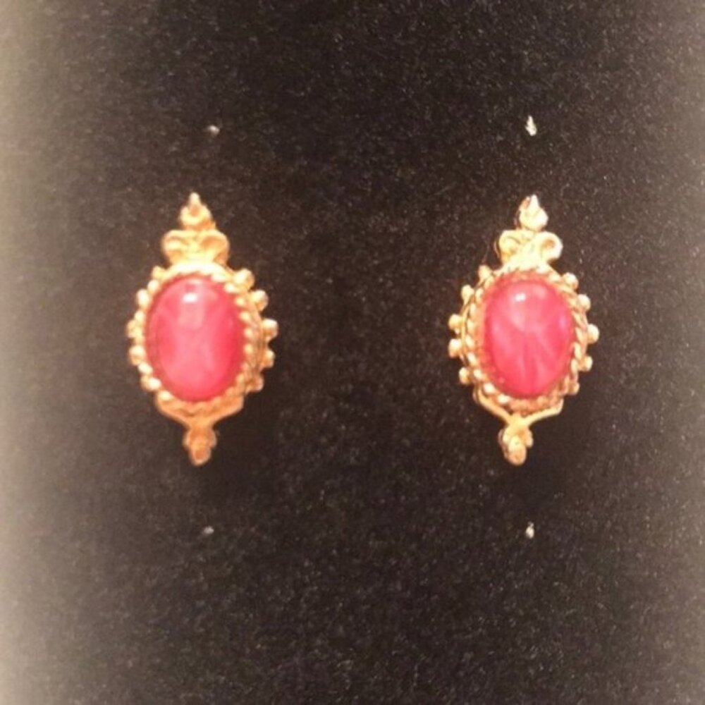 💗✨ Vintage Gold-Tone Oval Pink Gemstone Stud Earrings
